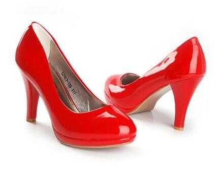 红色鞋子怎么搭配好看