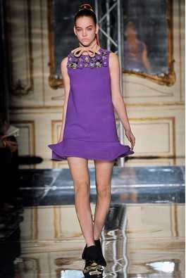 紫色无袖背心裙怎么搭配